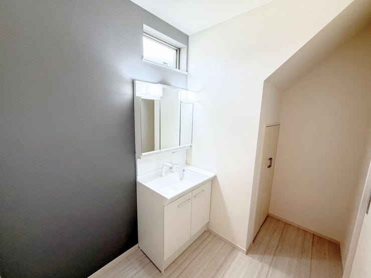 洗面台は横顔もチェックしやすい3面の鏡。鏡後ろは収納スペースとなっており、歯ブラシなどをしまえて便利です。また、洗面下にも収納スペースがあり、入浴剤やお風呂用洗剤などをしまっておけます。