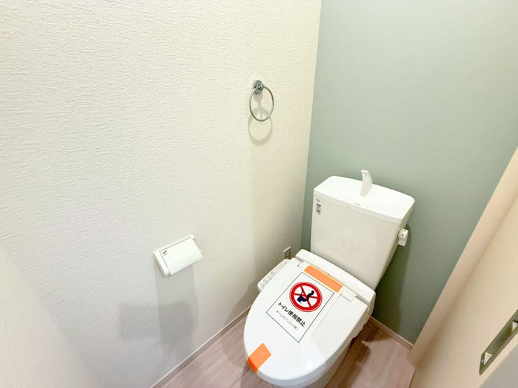 1階トイレ。シンプルな内装と清潔感のある白いトイレ。毎日のトイレタイムは落ち着ける空間がいいですよね。手洗い付きのトイレなので手を洗うこともでき、また、タオルを設置できるタオル掛け付き。