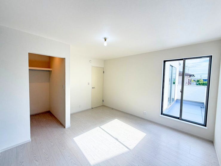 2階8.3帖洋室。収納豊富なウォークインクローゼット付!たっぷりしまえる収納スペースがあるとお部屋がスッキリ片付きますよ♪また、洋服の出し入れがしやすいとお出掛けも楽しくなりそうです。