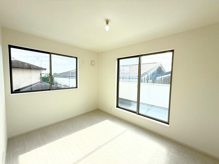 2階南側6帖洋室。バルコニーに面したお部屋なので掃き出し窓があり、日光が差し込みやすいため明るい空間が作れます。また、部屋が広く見える効果も♪お布団などを干しやすいのもうれしいポイント!