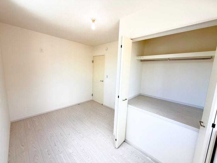 2階5.3帖洋室。家具やインテリアなどを合わせやすいシンプルな内装はコーディネートの幅が広がります。自分らしさあふれる好きなものを詰め込んだ癒しのプライベート空間をつくる楽しさを。