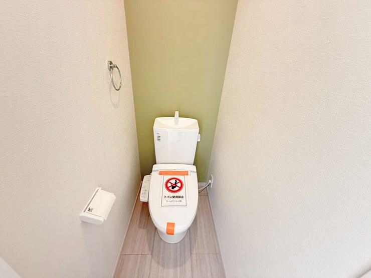 2階トイレ。シンプルな内装と清潔感のある白いトイレ。毎日のトイレタイムは落ち着ける空間がいいですよね。2階にもトイレが設置されているので、朝のトイレ渋滞がおきにくいです。