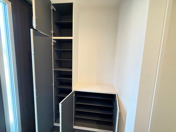 玄関収納。玄関がスッキリ片付く収納スペース付き♪たっぷり収納できると新しい靴が欲しくなりそう♪また、見やすい収納はお出掛け時の靴選びも楽しくなりそうです。