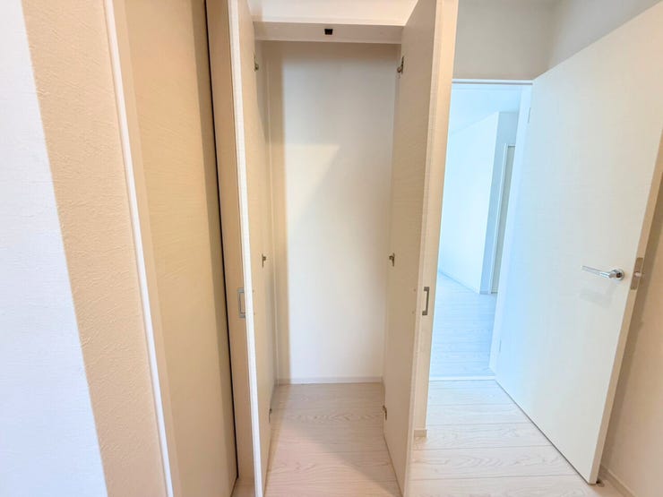掃除用具やトイレットペーパーなどの日用品をしまえる1階の廊下収納♪居室の収納とは別に収納スペースがあることで、気兼ねなくサッとしまえてサッと取り出せます。