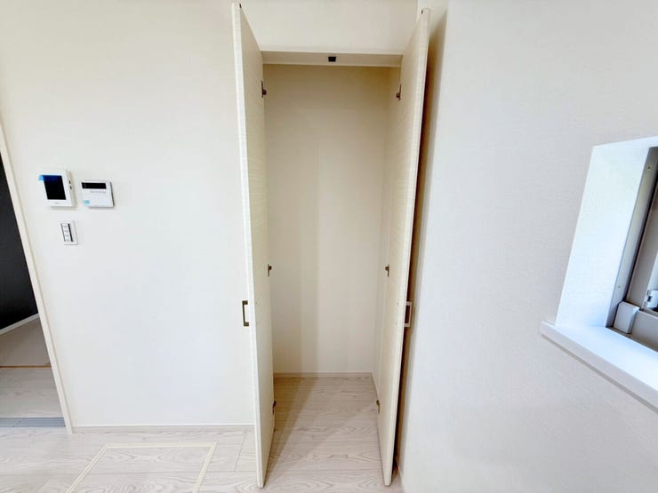 ケース買いした飲料や常温で長期保存できる食料品、さらにはサランラップなどよく使う台所用品などをストックできて便利なキッチン横の収納スペース♪