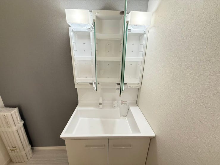 洗面台鏡裏の収納は歯ブラシ、化粧品、シェーバーなどの日用品をスマートに収納できるため、洗面台周りがごちゃつかず、来客時にも生活感を出さずに済みます。