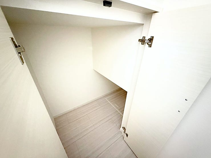 洗面所内収納。洗濯洗剤やシャンプー・入浴剤・石鹸など、ストック品などをしまえる収納スペース付き!来客時には洗濯カゴをしまっておけば、洗面所内をスッキリと保てます。