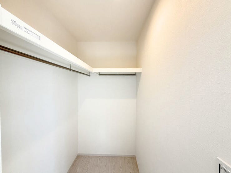 2階8.3帖洋室内ウォークインクローゼット。衣類はもちろん、カバンや靴などの小物や、スーツケースなどの大きめな物も収納できるので、旅行や出張時の準備もスムーズに。