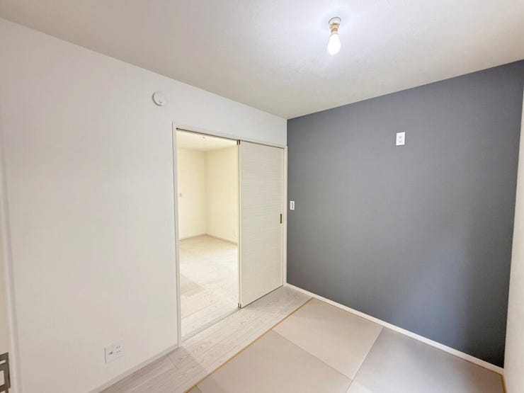 1階4.3帖洋室、別角度。縁なし畳は縁がないことで床面がスッキリとして見え、部屋全体の広がりを感じられるので限られたスペースでも広々と感じ、圧迫感が軽減されます。