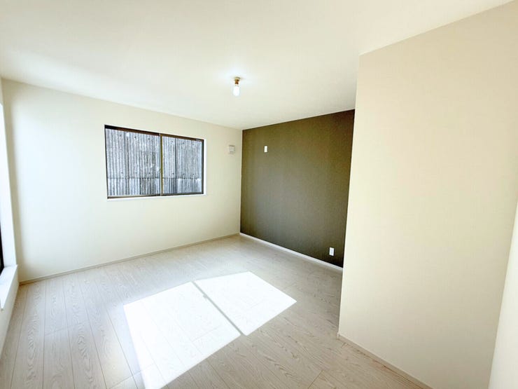 2階8.3帖洋室、別角度。「ランプはどんなデザインにしようかな?」「ベッドのサイズはどれくらいがいいだろう?」など、自分の部屋になったらどのようにレイアウトしようかと楽しく想像してみてください。