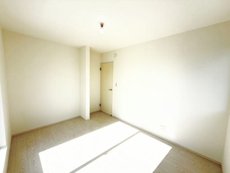 2階南側6帖洋室、別角度。壁一面に本棚を置いて自分だけのライブラリーやデスクと観葉植物を配置して集中できるワークスペースなどライフスタイルに合わせて様々な使い方ができます。もちろん寝室としても♪