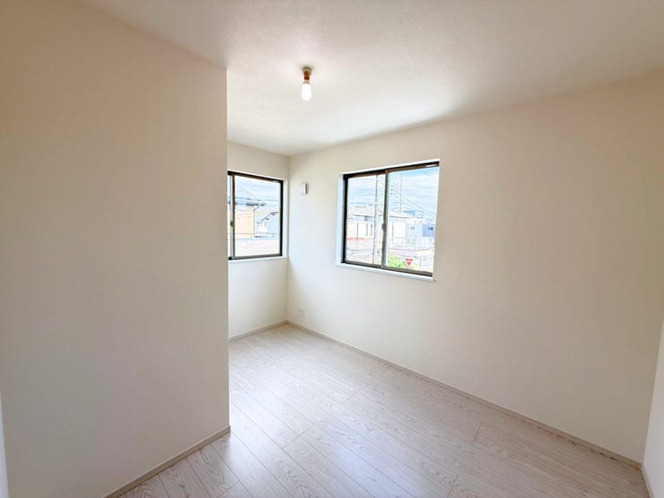 2階5.3帖洋室、別角度。このお部屋でどんな時間を過ごしたいと思いますか?ゆったり就寝するスペース、テレビを設置して映画鑑賞用スペース、トレーニング用品を置いて自分だけのジムなんてのもいいですよね♪