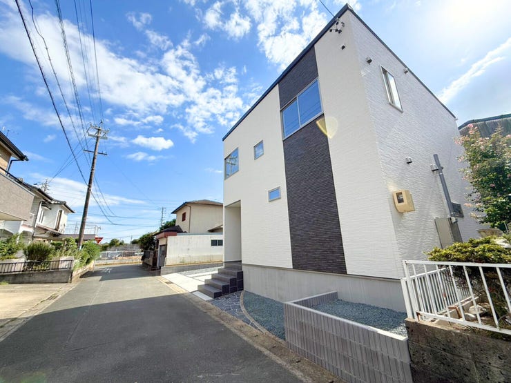 コンビニまで400m(徒歩5分)で買い物便利♪食事を簡単に済ませたい日やちょっと何か食べたい時などの買い物時にうれしい距離です♪仕事帰りにホットスナックを買う楽しみが増えそうですね♪