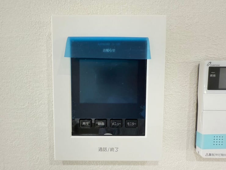 モニター付きインターホンはドアを開ける前にモニターで来訪者の顔を確認できるので、誰が来たのかを事前に判別し、不用意なドアの開放を防ぐことができます。