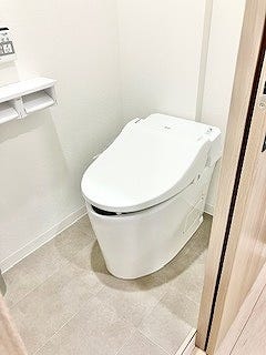 場所をとらないタンクレストイレなので、トイレ空間を広く使えるうえ、お手入れしやすい設計です