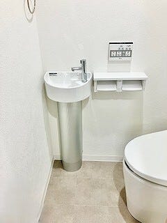 トイレ内に独立した手洗い場を設けております
