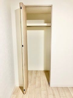 洋室内のクローゼットは奥行もしっかりあります