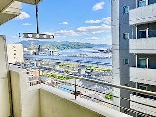 南向きの明るいバルコニー
広がる海の景色を眺めながら、開放的なひとときをお過ごしいただけます♪