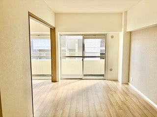 約12.6帖の南向きのLDKは明るくご家族の皆さまとゆったり過ごせます♪
リビングに隣接する洋室の扉を開けていただくことでリビングと一体化し、より広々と開放感のある空間になります