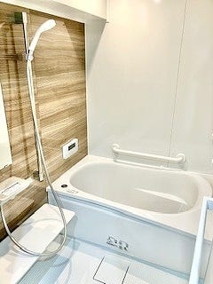 落ち着いた木目調のデザインは心身ともにリラックスできるリラックスしたバスタイムをお過ごしいただけます