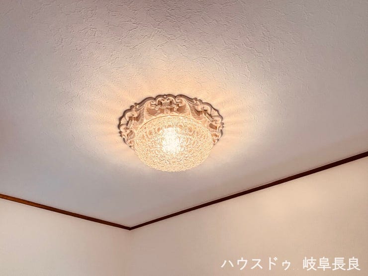 ≪照明≫デザイン性のある照明が空間のアクセントとなり、おしゃれで落ち着いた雰囲気を演出します。