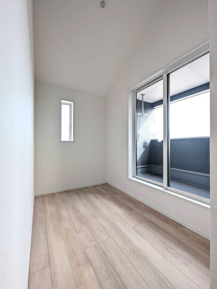 バルコニー前のスペースです。日当たりがよいので、雨の日の室内干しのスペースや日向ぼっこができそうです。