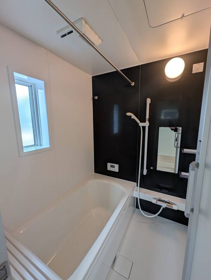 浴室乾燥や浴室暖房機能がついております。
足を延ばして入浴でき、落ち着いた室内は一日の疲れをとるリラックスできる空間です。