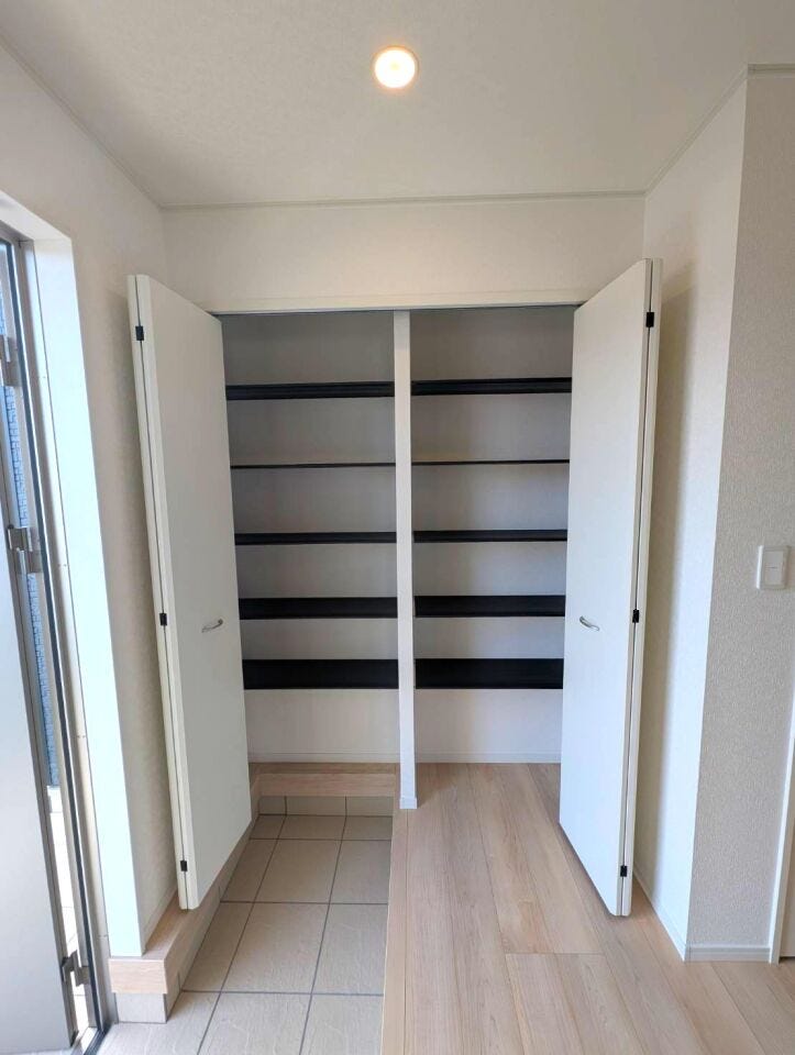 玄関収納です。靴や雨具等を収納できます。