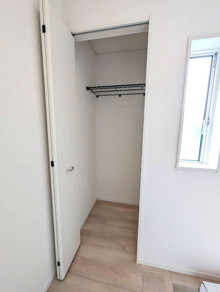 玄関横のクローゼットです。通勤通学で必要なものを収納するのに便利です。