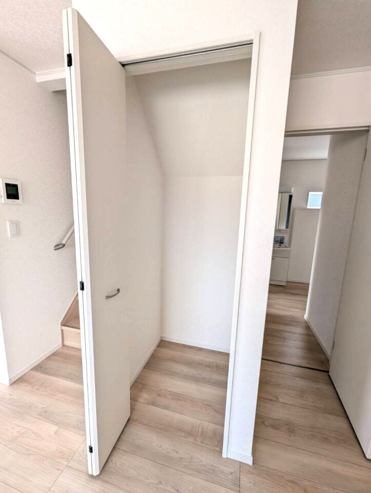 リビングにある収納です。消耗品や日用品のストックを置く場所や掃除道具等を収納するのにも便利そうですね。