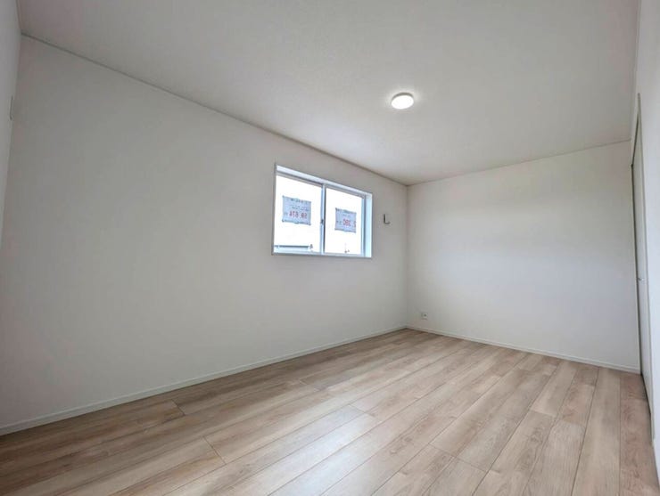 2階7.5畳の洋室です。ご夫婦の主寝室としてご使用いただけます。