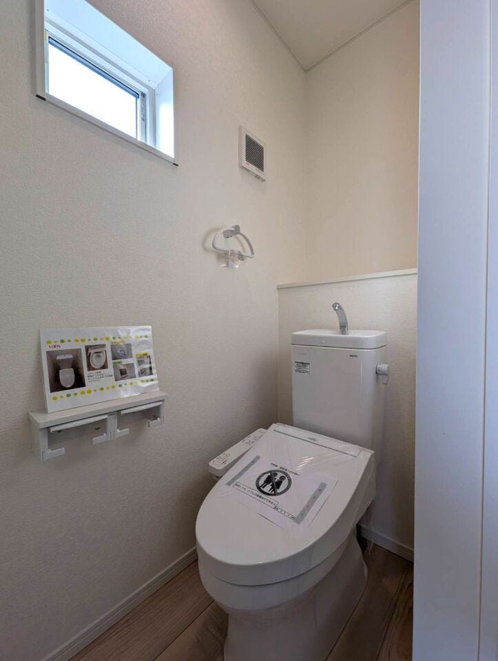 1階と2階にトイレがございます。
感染症対策や来客時に使い分けられて便利です。
温水洗浄トイレで、収納スペースもございます。