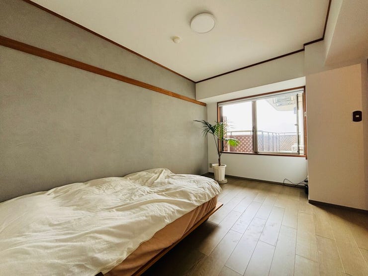 落ち着いた雰囲気の洋室は、寝室や子供部屋に最適です。窓からの採光もしっかり確保されており、心地よい朝を迎えられそうな空間に仕上がっています。