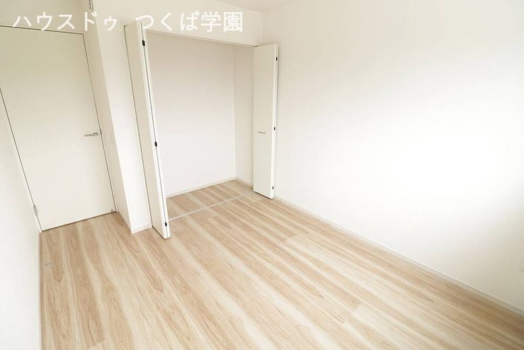 2F 5.4帖洋室です。
クローゼットも付いております。