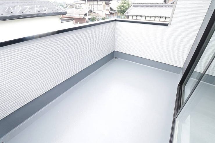 奥行きのあるバルコニーはスペースを広くご利用できます♪