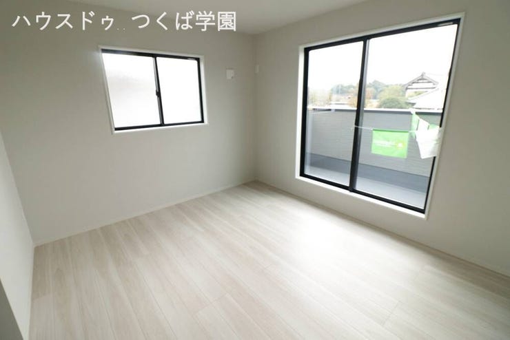 2F 8.1帖洋室です。
バルコニーへアクセス可能です♪