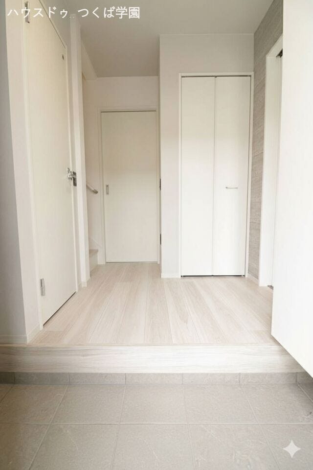 ホワイトとベージュ基調にグレーのタイルが引き締まったイメージを与えます♪