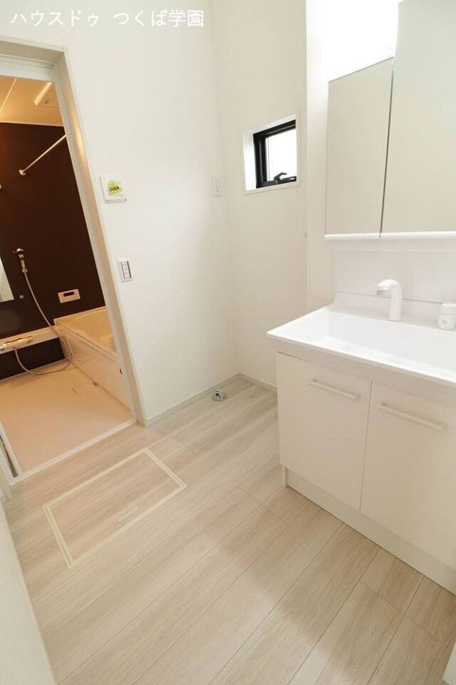 洗面台は三面鏡の為使い勝手が良いです♪