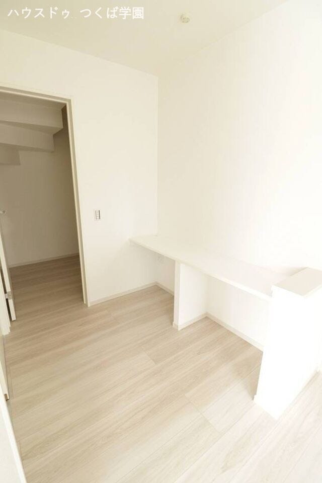 リビングに併設されたスタディカウンターです。
ご家族との時間を共有しつつ、自分の作業も実施できます♪