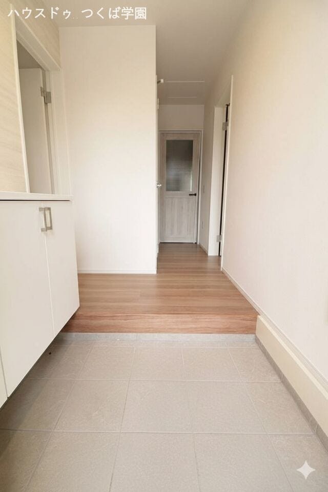 ブラウンのフローリングとホワイトの壁紙で暖かみがある玄関です♪