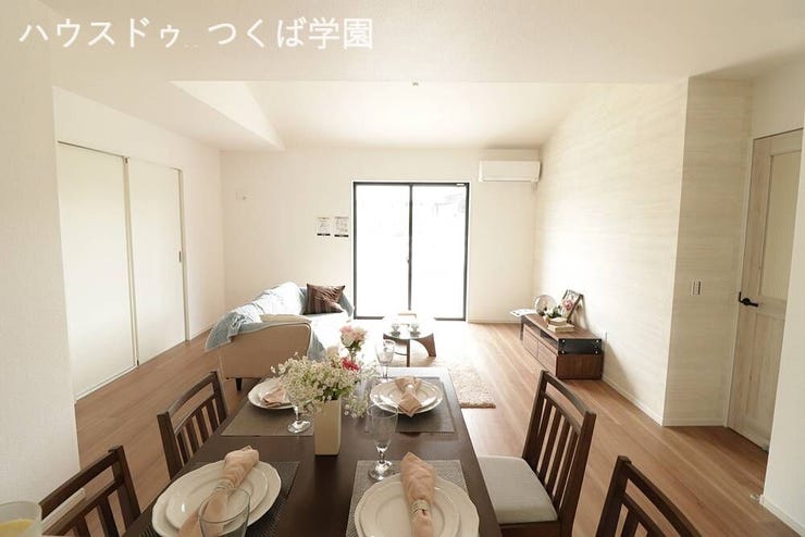 キッチンから見たリビングです。
家族の会話も弾みます♪