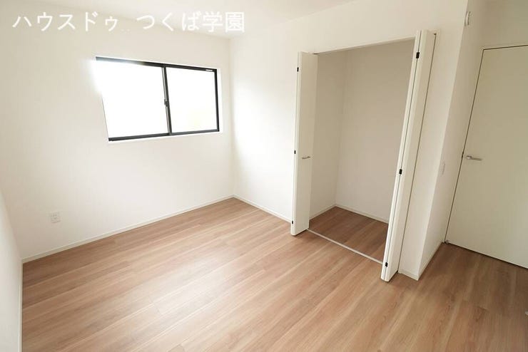 6.5帖洋室です。
クローゼットも付いており、収納は問題ございません♪