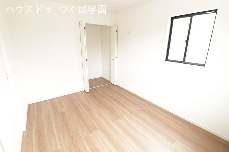 6帖洋室です。
南東からの暖かい日差しが差し込みます♪