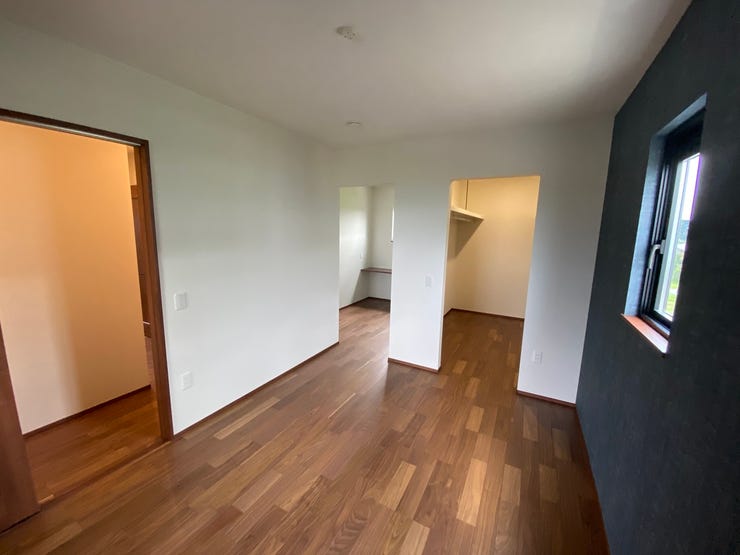 こちらの洋室は6帖となっており、造作カウンターのあるスペースとウォークインクローゼットに繋がります。
様々な生活様式に対応できそうです!