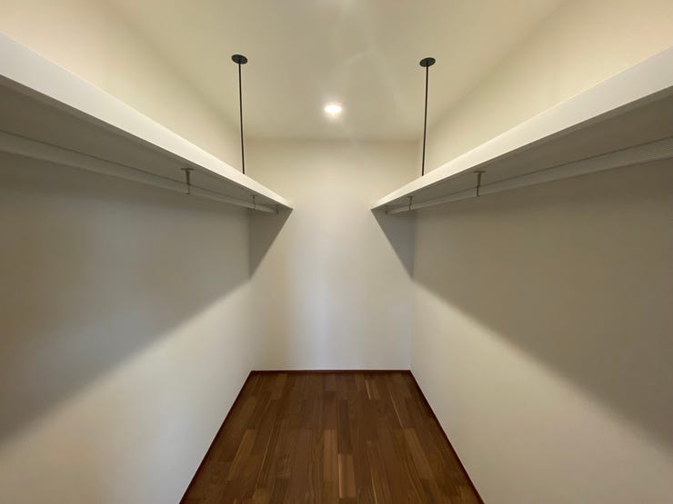 ウォークインクローゼットはお洋服好きの強い味方です!
たくさんのお洋服を収納できそうです。