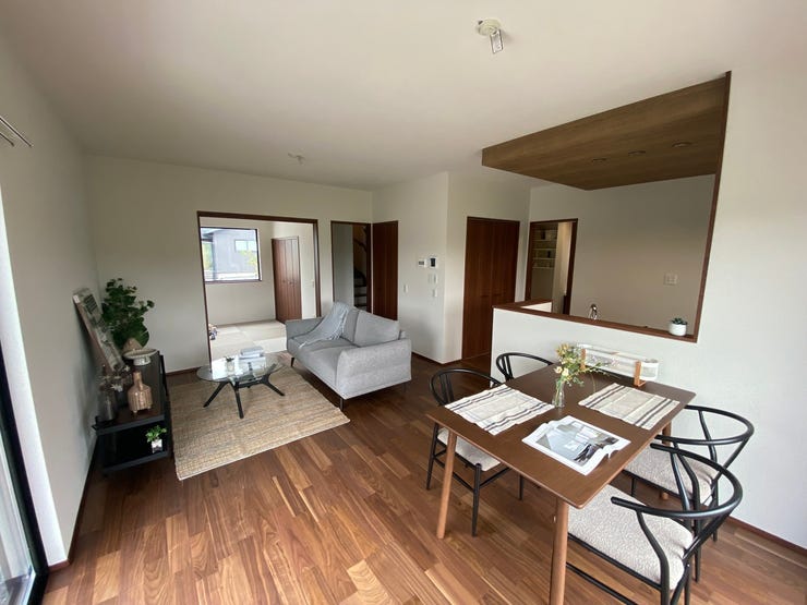 濃い色の床材がリビングにスッキリとした印象を与えてくれます!