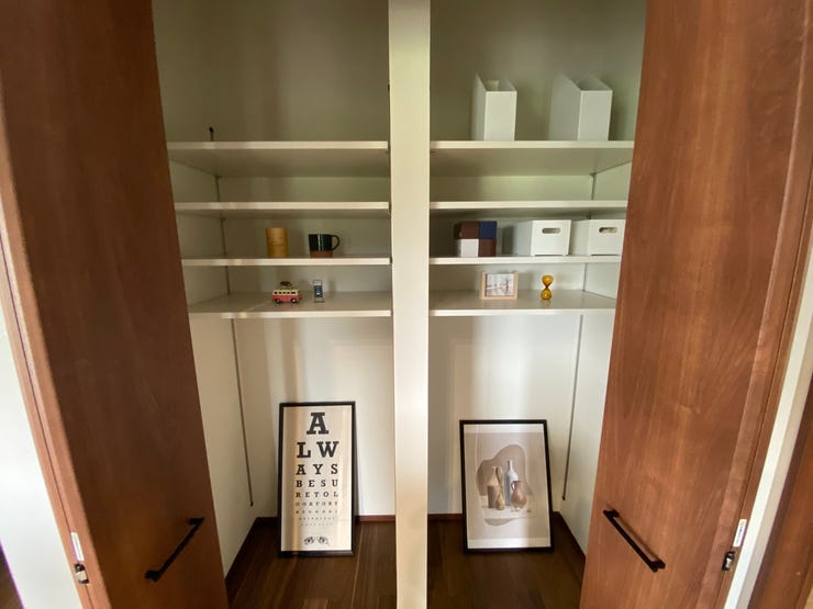 キッチンの横には隠せるタイプのパントリーが設置されています。