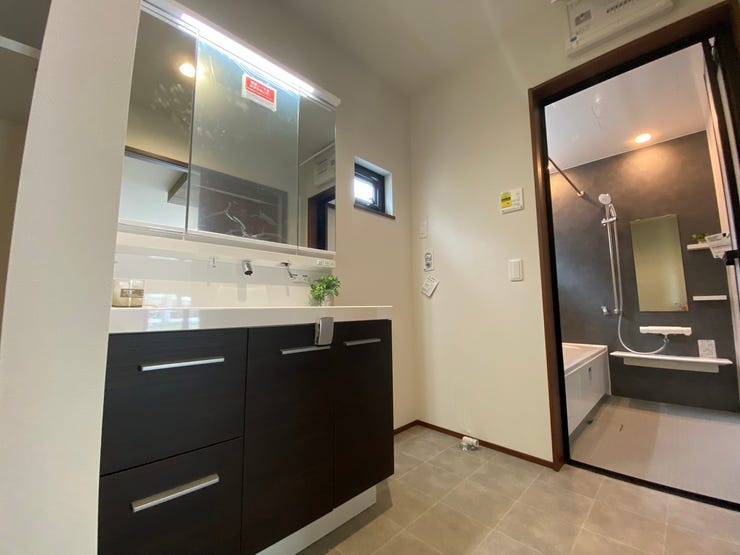 洗面は黒を基調にスタイリッシュな印象です。
水垢が付きにくい蛇口もポイントです。