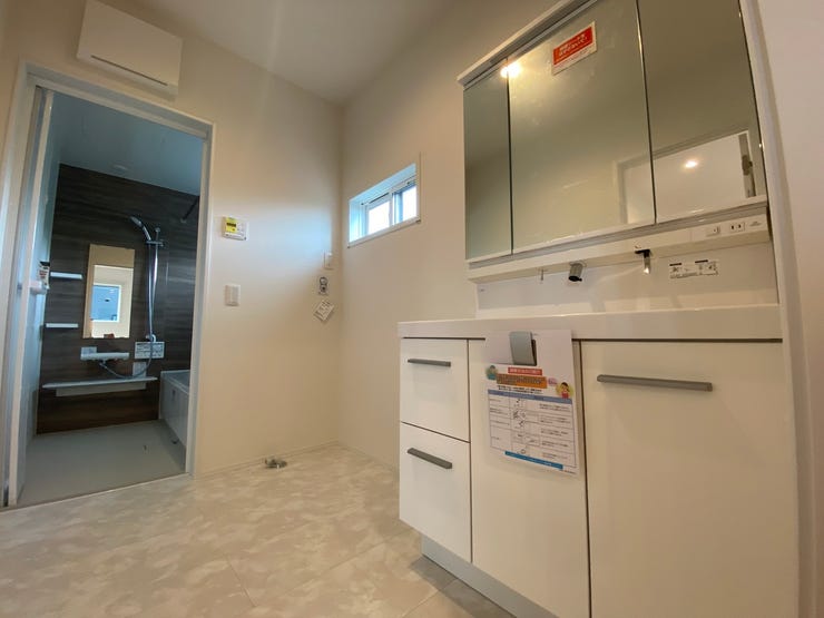 お部屋をぐるりと一周できる回遊動線のおかげで洗面へのアクセスも容易にできるようになっています。