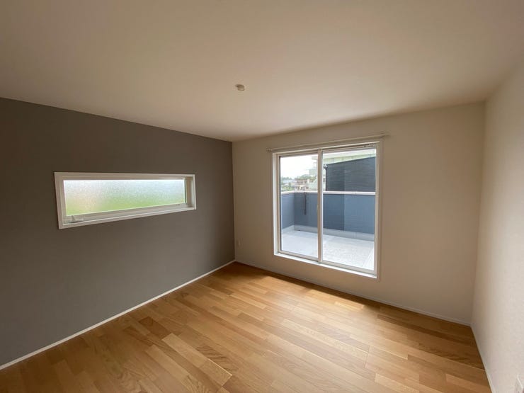 主寝室にあたるこちらの洋室は8帖タイプです。
バルコニーに移動できるのもポイントです!